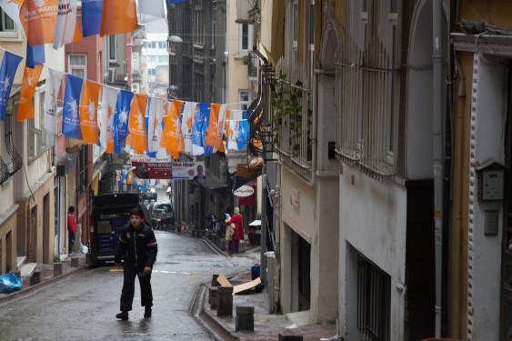 Istanbul street, election eve